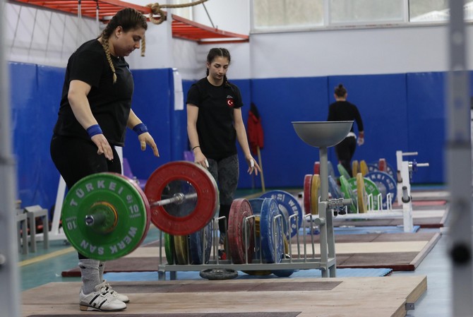 rizede-kampta-bulunan-kadin-milli-haltercilerin-gozu-madalyada-(7).jpg