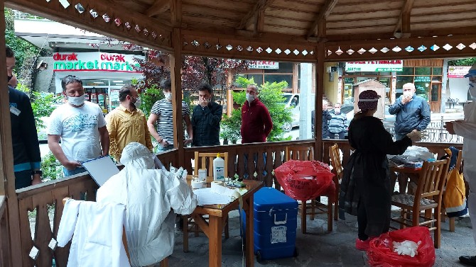 rizede-kamu-calisanlari-ve-esnafa-kovid-19-testi-yapildi-(2).jpg