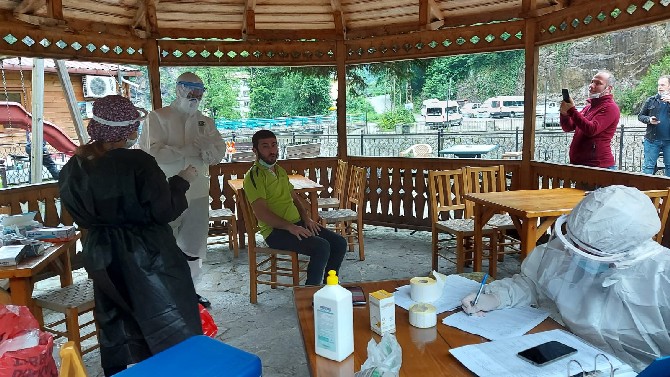 rizede-kamu-calisanlari-ve-esnafa-kovid-19-testi-yapildi-(3).jpg