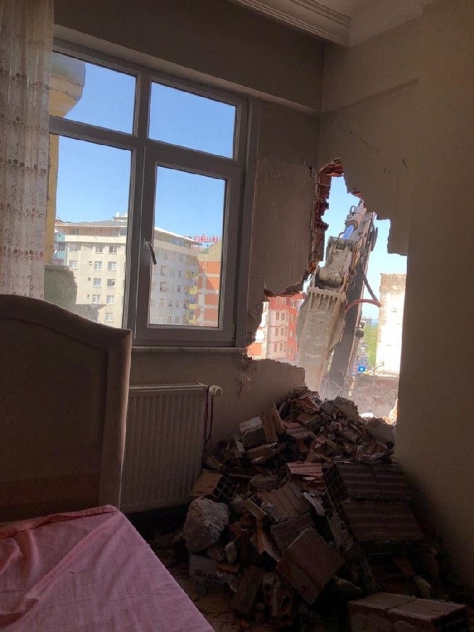 rizede-kamulastirildiktan-sonra-yikimi-devam-eden-binanin-hafriyati-bitisikteki-binanin-duvarini-delince,-molozlar-ev-sahibinin-yatak-odasina-doldu.-(1).jpg