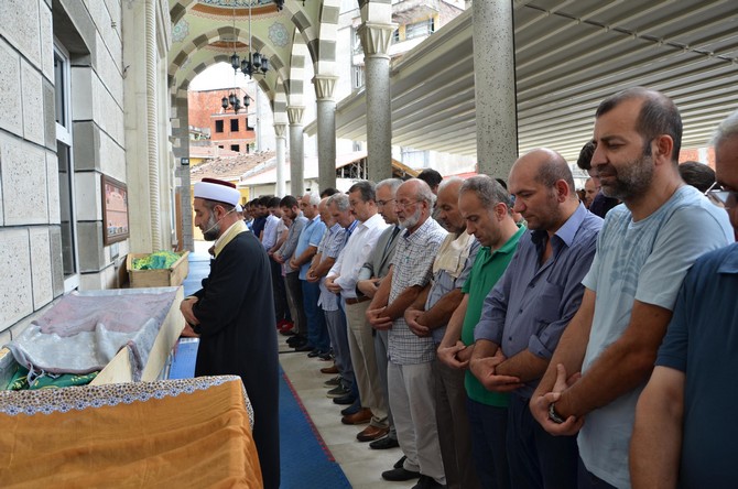 rizede-kamyonetin-carpmasi-sonucu-hayatini-kaybeden-ayni-aileden-3-kisinin-cenazesi-merkez-camisinde-duzenlenen-cenaze-toreninin-ardindan-defnedildi-(1).jpg