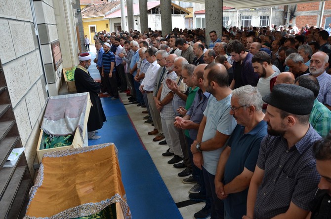rizede-kamyonetin-carpmasi-sonucu-hayatini-kaybeden-ayni-aileden-3-kisinin-cenazesi-merkez-camisinde-duzenlenen-cenaze-toreninin-ardindan-defnedildi-(3).jpg