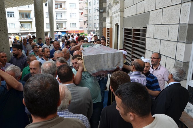 rizede-kamyonetin-carpmasi-sonucu-hayatini-kaybeden-ayni-aileden-3-kisinin-cenazesi-merkez-camisinde-duzenlenen-cenaze-toreninin-ardindan-defnedildi-(4).jpg