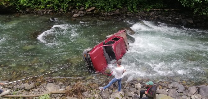 rizede-kamyonetin-dereye-dusmesi-sonucu-2-kisi-yaralandi-2.jpg