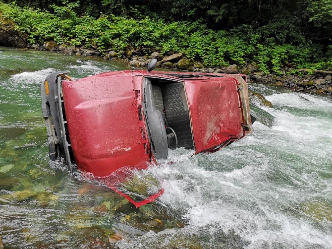 rizede-kamyonetin-dereye-dusmesi-sonucu-2-kisi-yaralandi-3.jpg