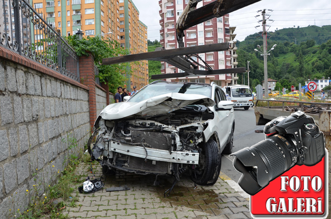 rizede-kamyonetle-otomobil-carpisti-3-yarali.jpg