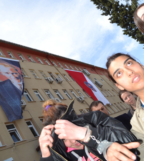 rizede-kapi-dilidi-dusurme-hirsizligi-7.jpg rizede-kapi-dilidi-dusurme-hirsizligi-7.jpg