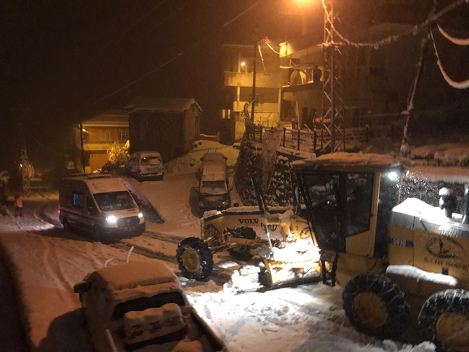 rizede-kar-nedeniyle-yolda-kalan-ambulansin-imdadina-il-ozel-idare-ekipleri-yetisti-(1).jpg