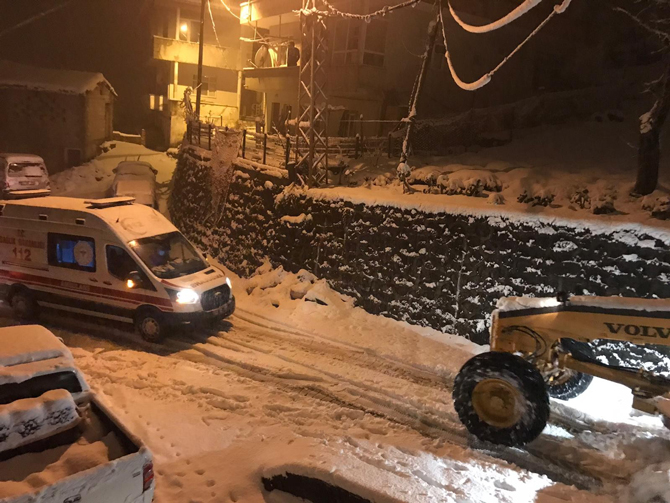 rizede-kar-nedeniyle-yolda-kalan-ambulansin-imdadina-il-ozel-idare-ekipleri-yetisti-(2).jpg
