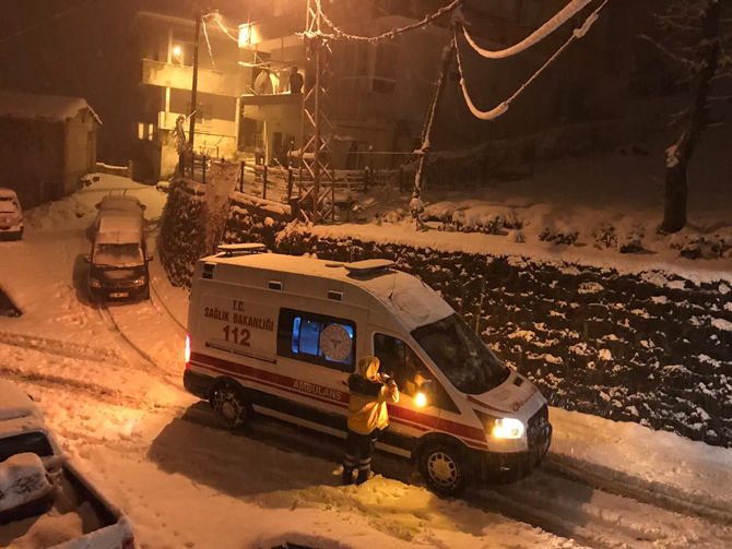 rizede-kar-nedeniyle-yolda-kalan-ambulansin-imdadina-il-ozel-idare-ekipleri-yetisti-(3).jpg