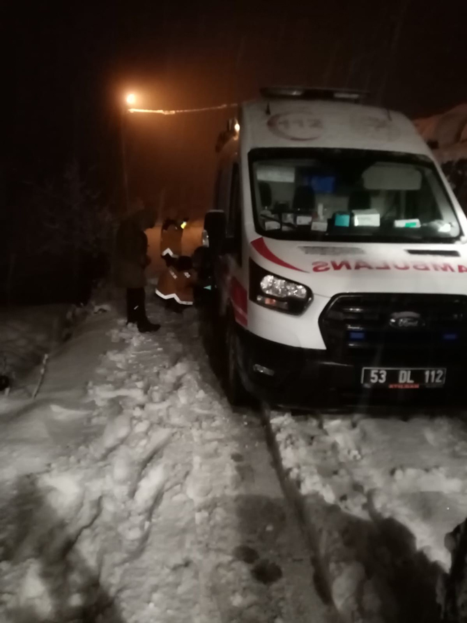 rizede-kar-nedeniyle-yolda-kalan-ambulansin-imdadina-il-ozel-idare-ekipleri-yetisti-(4).jpg