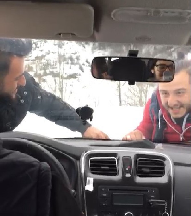 rizede-kar-yagisina-aldirmadan-otomobil-ile-yaylaya-gezmeye-giden-genclerin-araclari-kar-uzerinde-ilerlemeyince-basvurduklari-yontem-herkesi-guldurdu-1.jpg