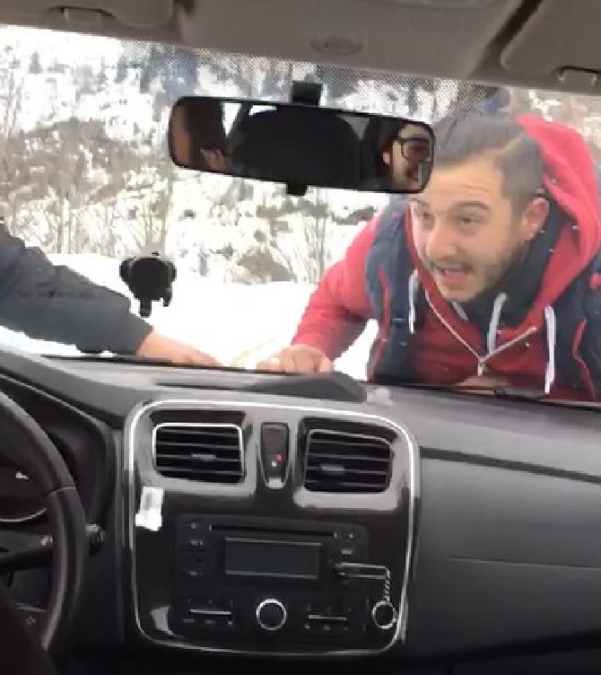 rizede-kar-yagisina-aldirmadan-otomobil-ile-yaylaya-gezmeye-giden-genclerin-araclari-kar-uzerinde-ilerlemeyince-basvurduklari-yontem-herkesi-guldurdu-3.jpg