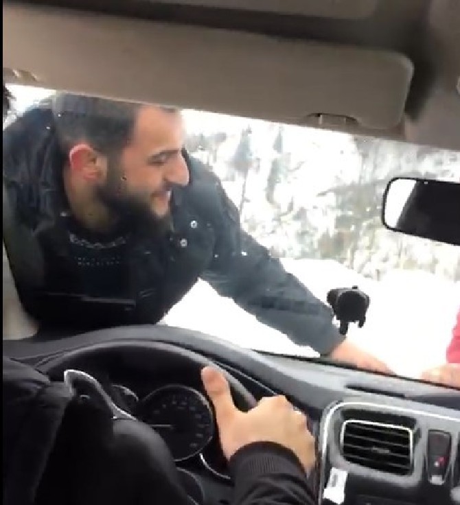 rizede-kar-yagisina-aldirmadan-otomobil-ile-yaylaya-gezmeye-giden-genclerin-araclari-kar-uzerinde-ilerlemeyince-basvurduklari-yontem-herkesi-guldurdu-4.jpg