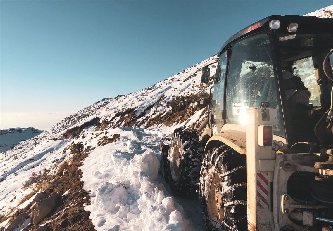 rizede-kar-yagisinin-ardindan-kapanan-yayla-yolu-ulasima-acildi-3.jpg
