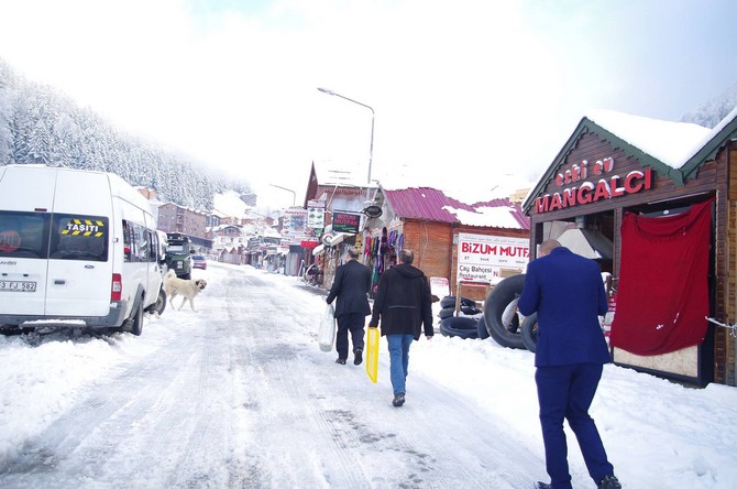 rizede-karda-ac-kalan-hayvanlara-yem-biraktilar-(1).jpg