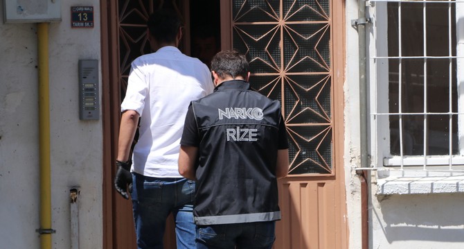 rizede-karisini-darp-ederek-olduren-sahsin-evinde-yapilan-aramalarda-hint-keneviri-ele-gecirildi-5.jpg