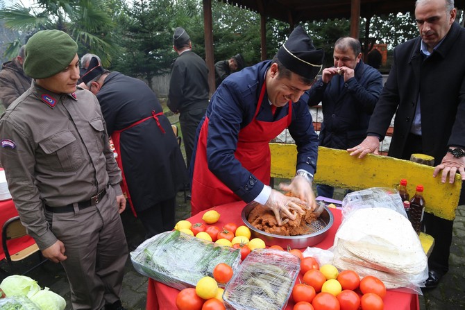 rizede-kaymakam-pisirdi,-askerler-yedi-(11).jpg