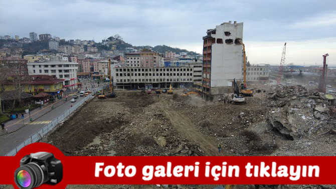 rizede-kentsel-donusum-calismalari-kapsaminda,-deniz-dolgusu-uzerinde-bulunan-ve-korozyon-nedeniyle-tehlike-arz-ettigi-belirlenen-belediye bloklarinin-yikimina-devam-edildi..jpg