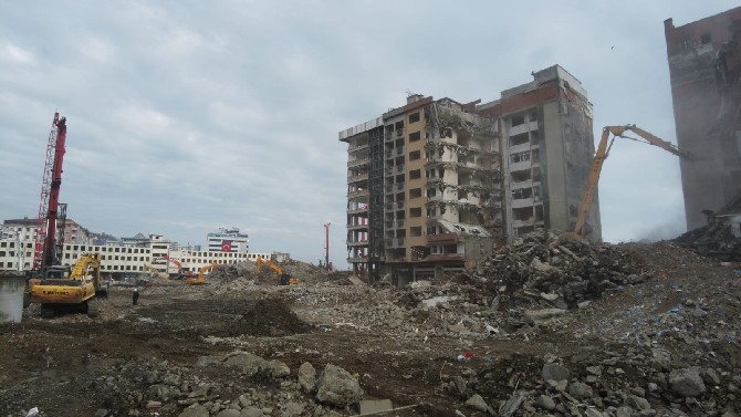 rizede-kentsel-donusum-kapsaminda-belediye-bloklarinin-yikimi-suruyor-(1).jpg