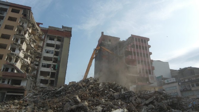 rizede-kentsel-donusum-kapsaminda-belediye-bloklarinin-yikimi-suruyor-(3).jpg