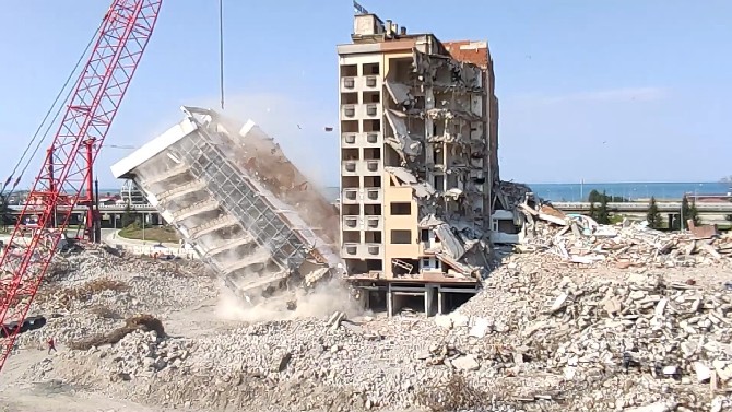 rizede-kentsel-donusum-kapsaminda-yikimi-suren-riskli-yapilar-ilginc-goruntulere-sahne-olmaya-devam-ediyor.-(1).jpg