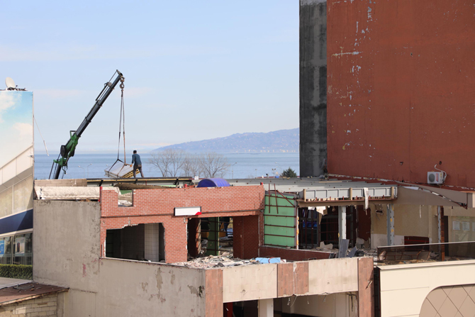 rizede-kentsel-donusum-kapsamindaki-belediye-bloklarinin-yikimi-suruyor-(4).jpg