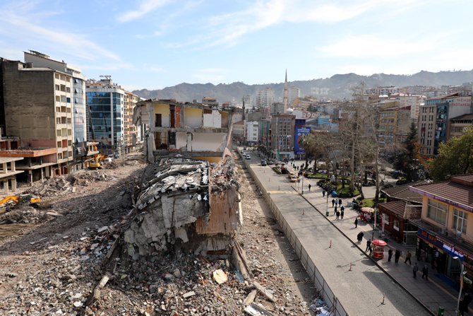 rizede-kentsel-donusum-kapsamindaki-belediye-bloklarinin-yikimi-suruyor-(5).jpg