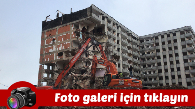 rizede-kentsel-donusum-projesi-kapsaminda-bazi-yapilarin-yikimi-suruyor.jpg