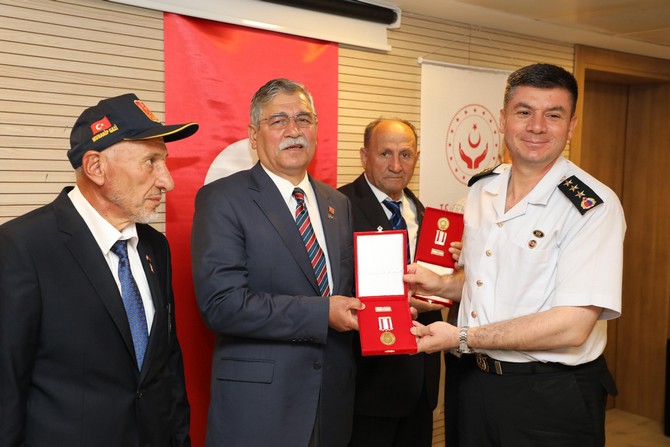 rizede-kibris-gazilerine-madalya-ve-beratlari-verildi-(7).jpg