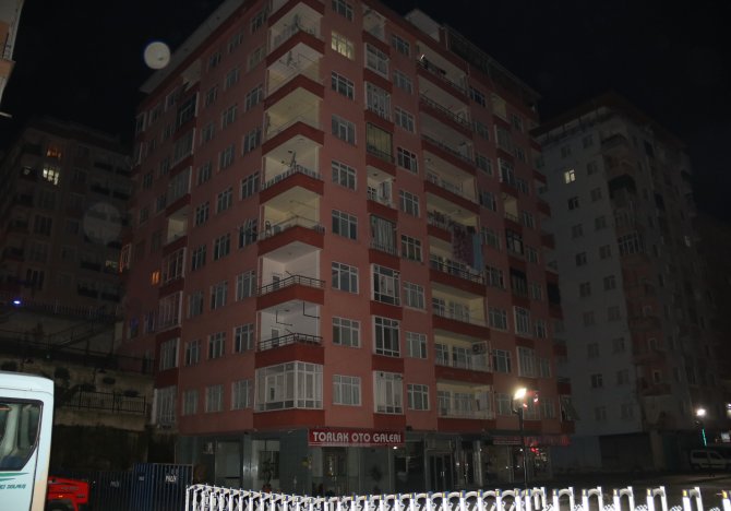 rizede-kolonunda-catlak-olusan-11-katli-bina-tahliye-edildi-(12).jpg