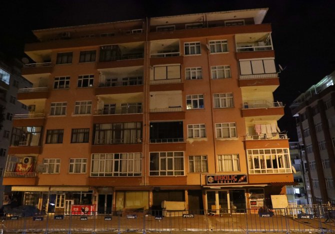 rizede-kolonunda-catlak-olusan-11-katli-bina-tahliye-edildi-(3).jpg