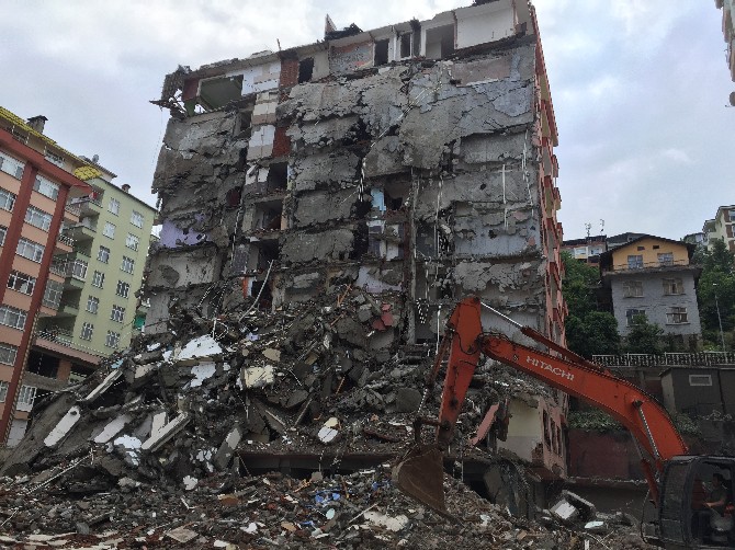 rizede-kolonunda-catlaklar-olusan-10-katli-apartmanin-yikimina-baslandi-(1).jpg