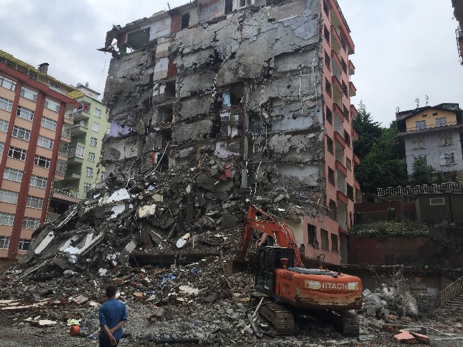 rizede-kolonunda-catlaklar-olusan-10-katli-apartmanin-yikimina-baslandi-(3).jpg