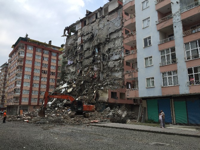 rizede-kolonunda-catlaklar-olusan-10-katli-apartmanin-yikimina-baslandi-(4).jpg