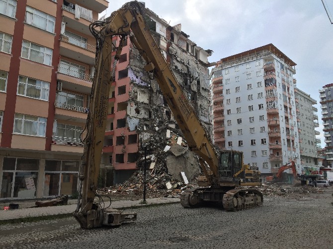 rizede-kolonunda-catlaklar-olusan-10-katli-apartmanin-yikimina-baslandi-(5).jpg