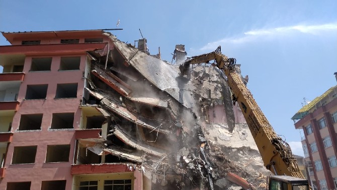 rizede-kolonunda-catlaklar-olusan-10-katli-cay-apartmaninin-yikimi-(2).jpg