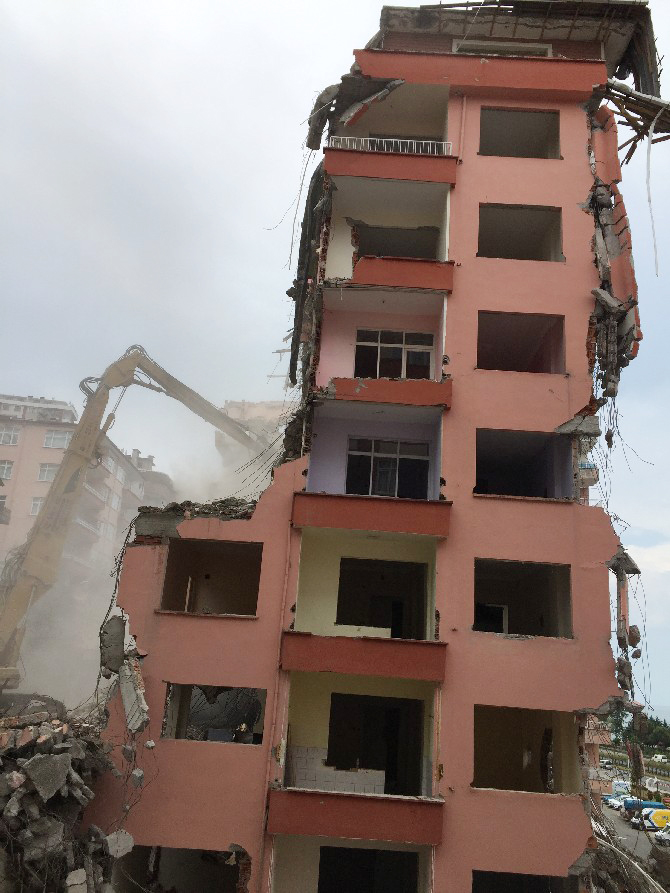 rizede-kolonunda-catlaklar-olusan-10-katli-cay-apartmaninin-yikimi-(3).jpg