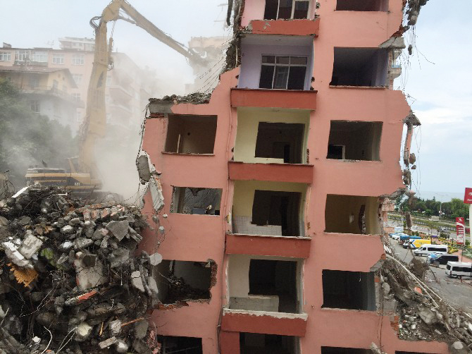 rizede-kolonunda-catlaklar-olusan-10-katli-cay-apartmaninin-yikimi-(4).jpg