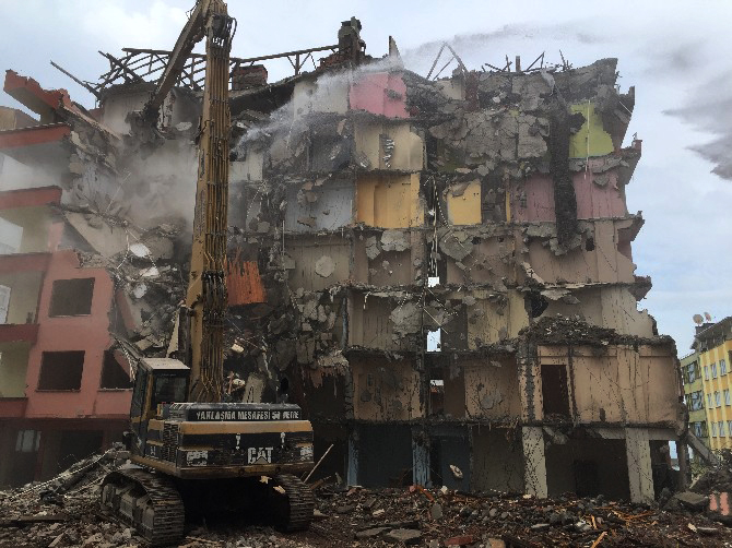 rizede-kolonunda-catlaklar-olusan-10-katli-cay-apartmaninin-yikimi-(5).jpg