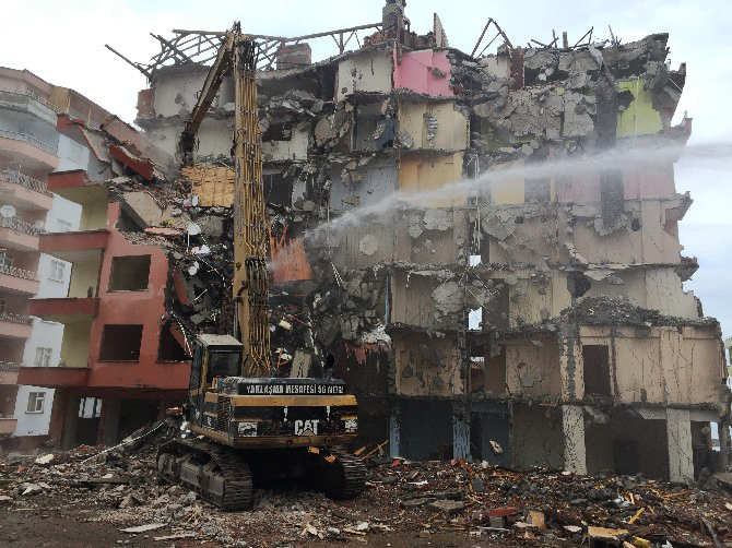 rizede-kolonunda-catlaklar-olusan-10-katli-cay-apartmaninin-yikimi-(6).jpg