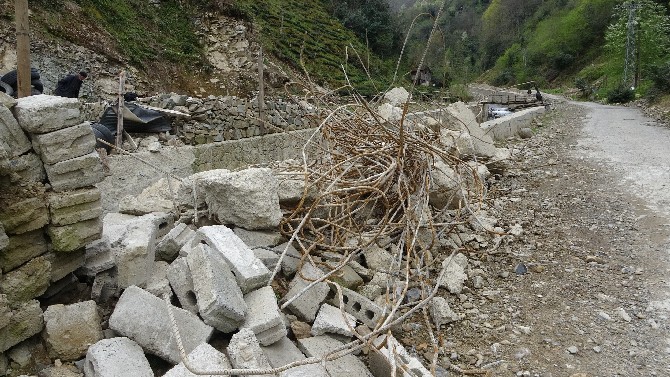 rizede-komsusu-ile-anlasmazliga-dusen-ailenin-yaptirdigi-kopru-yetkiler-tarafindan-yikildi-3.jpg
