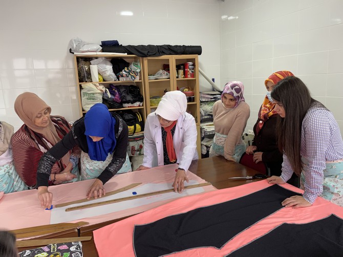rizede-kooperatif-kuran-kadinlar-tekstil-atolyesinde-donusturulen-eski-okul-binasinda-yaptiklari-uretimle-para-kazaniyor-diger-kadinlara-dikis-nakis-egitimi-veriyor-10.jpg
