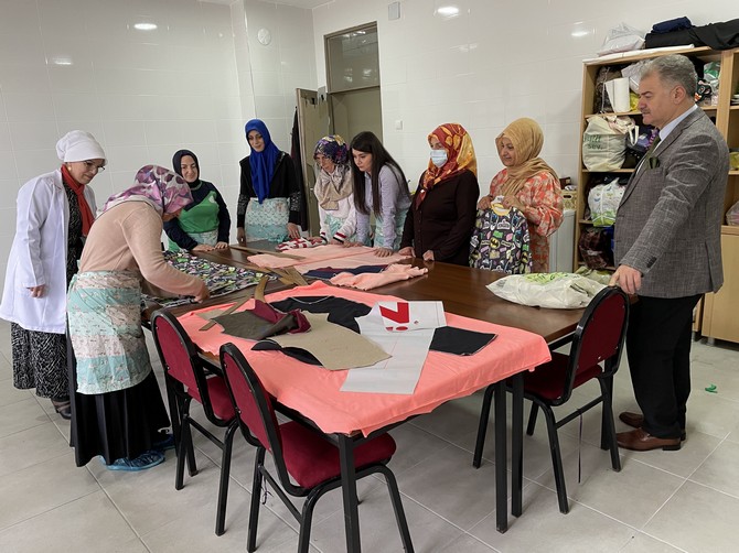 rizede-kooperatif-kuran-kadinlar-tekstil-atolyesinde-donusturulen-eski-okul-binasinda-yaptiklari-uretimle-para-kazaniyor-diger-kadinlara-dikis-nakis-egitimi-veriyor-8.jpg