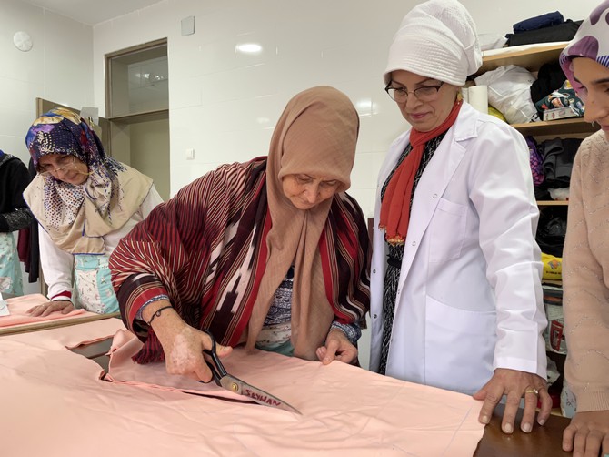 rizede-kooperatif-kuran-kadinlar-tekstil-atolyesinde-donusturulen-eski-okul-binasinda-yaptiklari-uretimle-para-kazaniyor-diger-kadinlara-dikis-nakis-egitimi-veriyor-9.jpg