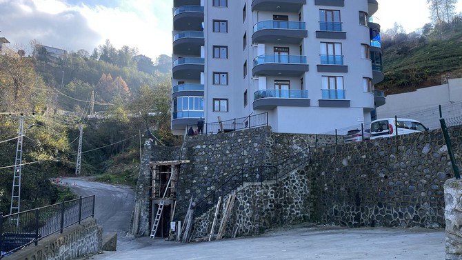rizede-kot-farki-nedeniyle-yoldan-yuksekte-kalan-siteye-yasli-ve-engellilerin-rahat-ulasabilmesi-icin-9-metrelik-cevre-duvarina-asansor-yapiliyor-5.jpg