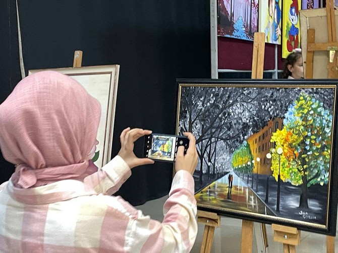 rizede-kovid-19-salgini-doneminde-insanlarin-stresten-uzaklasmasi-amaciyla-acilan-resim-kursuna-katilan-ev-hanimlari-ve-ogrenciler-hunerlerini-7den-70e-her-yasta-sanat-adli-sergide-begeniye-sundu-3.jpg