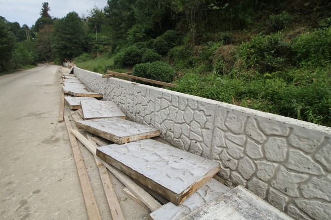 rizede-koy-yollarina-40-bin-metre-parapet-duvar-yapildi-6.jpg