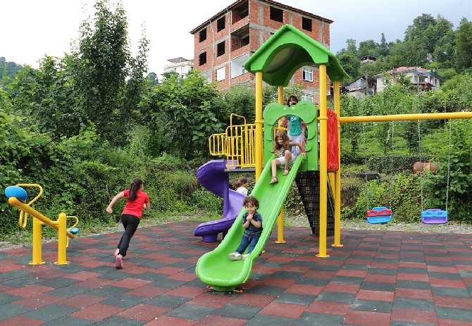 rizede-koylere-kurulan-oyun-parklari-cocuklari-sevindirdi-2.jpg