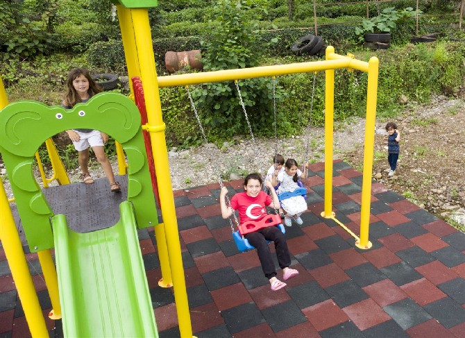 rizede-koylere-kurulan-oyun-parklari-cocuklari-sevindirdi-4.jpg